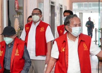 Tersangka kasus dugaan korupsi kredit macet BRI kepada PT BSS dan PT SAL, usai dilakukan Tahap II di Kantor Kejati Sumsel dan langsung di tahan di Rutan Kelas I A Palembang, Senin (9/3/2026). (fornews.co/foto: ist)