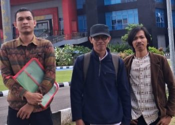 Kuasa Hukum Muhamad Victor, Advokat Feri Apriansyah SH dan rekan-rekan usai melaporkan kasus dugaan penipuan ke Mapolda Sumsel, Senin (16/3/2026). (fornews.co/foto: ist)