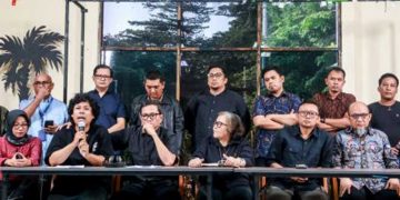 KOORDINATOR KontraS, Dimas Bagus Arya, bersama sejumlah tokoh dan aktivis memberikan keterangan pasca penyiraman air keras yang dialami Wakil Koordinator KontraS Andrie Yunus di Jakarta, Jum'at, 13 Maret 2026. (foto fornews.co/hfw)