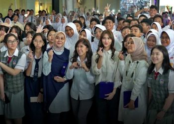 MENTERI Komunikasi dan Digital Meutya Hafid bersama anak-anak peserta kegiatan "Kelas Digital Sahabat Tunas: Tunggu Anak Siap" di Garuda Spark Innovation Hub, Jakarta, Senin (9/3/2026). (foto fornews.co/noel/indonesia.go.id/kpm komdigi)