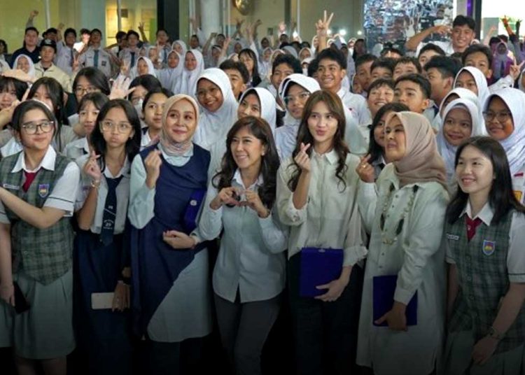 MENTERI Komunikasi dan Digital Meutya Hafid bersama anak-anak peserta kegiatan "Kelas Digital Sahabat Tunas: Tunggu Anak Siap" di Garuda Spark Innovation Hub, Jakarta, Senin (9/3/2026). (foto fornews.co/noel/indonesia.go.id/kpm komdigi)