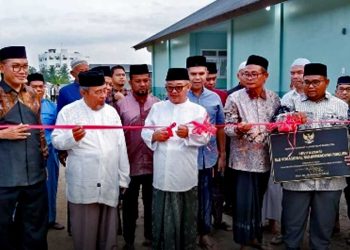 MENDIKDASMEN, Prof Dr. Abdul Mu'ti, MEd memotong pita tanda peresmian gedung SLB Vokasional Muhammadiyah Bireuen program revitalisasi sekolah tahun anggaran 2025. (foto fornews.co/rizanur/kabar bireuen)