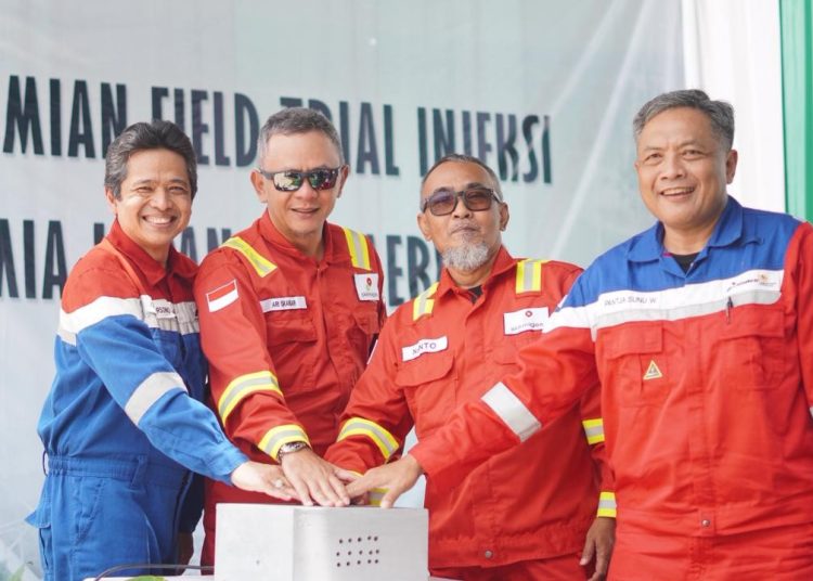 Direktur Utama PT Samudra Energy BWP Meruap, Pantja Sunu Wibowo, bersama petinggi SKK Migas saat peresmian FT Injeksi Chemical di Lapangan Meruap, Kabupaten Sarolangun, Provinsi Jambi, Minggu (1/3/2026). (fornews.co/ist)