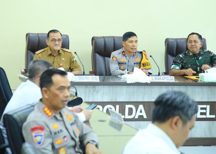 Sekda Sumsel, Edward Candra bersama Wakapolda Sumsel, Brigjen Pol Rony Samtana saat mendengarkan instruksi Kapolri Jenderal Listyo Sigit Prabowo pada Rakor Lintas Sektor Bidang Operasional Tingkat Menteri secara daring, di Mapolda Sumsel, Senin (2/3/2026). (fornews.co/foto: ist)