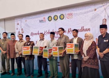 PEJABAT RS PKU Muhammadiyah Jogja, Gamping dan Sleman, foto bersama perwakilan warga prasejahtera setelah seremoni pemberian kado ramadhan Selasar Utara Hemodialisa RS PKU Muhammadiyah Gamping pada Kamis, 12 Maret. (foto fornews.co/adam)