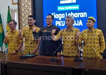 FOTO bersama usai konferensi pers di aula utama RS PKU Muhammadiyah Jogja, Jl KH Ahmad Dahlan, Jogja, Jum'at, 13 Maret, searah jarum jam dr. Firman, dr Lasarik, dr Safiqulatif, Ahmad Mukhlis dan Alfis. (foto fornews.co/adam)