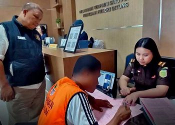SALAH seorang pelaku dalam penindaklanjutan proses hukum. (foto fornews.co/kemenhut)