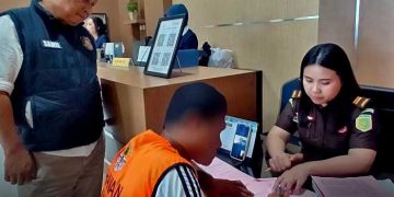 SALAH seorang pelaku dalam penindaklanjutan proses hukum. (foto fornews.co/kemenhut)