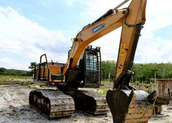 SATU alat berat ekskavator yang ditemukan di hutan produksi Desa Muara Merang, Kecamatan Bayung Lencir, Kabupaten Musi Banyuasin, Provinsi Sumatera Selatan.  (foto fornews.co/gakkum kehutanan)