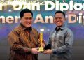 MENTERI Pemuda dan Olahraga, Erick Thohir, menerima penghargaan di ajang KWP Awards 2026, di Kompleks Parlemen, Jakarta, pada Kamis pagi, 16 April 2026. (foto fornews.co/komdigi)