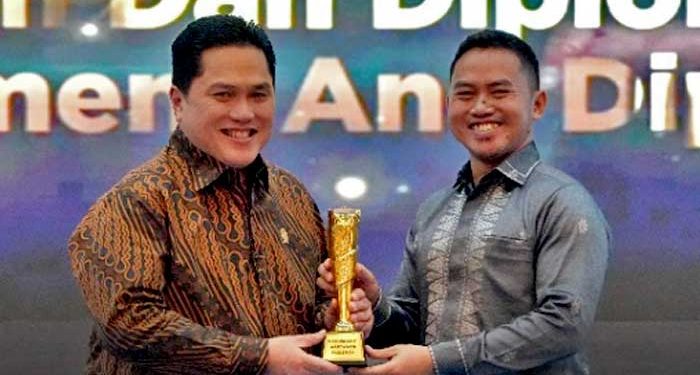 MENTERI Pemuda dan Olahraga, Erick Thohir, menerima penghargaan di ajang KWP Awards 2026, di Kompleks Parlemen, Jakarta, pada Kamis pagi, 16 April 2026. (foto fornews.co/komdigi)