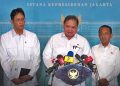 MENTERI Koordinator Bidang Perekonomian, Airlangga Hartarto, bersama sejumlah menteri memberikan keterangan kepada awak media di Kompleks Istana Negara, Jakarta, pada Rabu, 08 April 2026. (foto fornews.co/bpmi setpres)