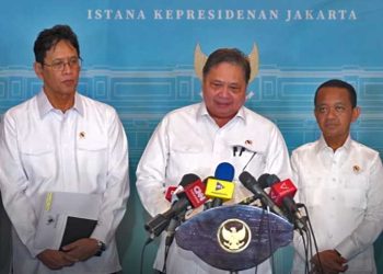 MENTERI Koordinator Bidang Perekonomian, Airlangga Hartarto, bersama sejumlah menteri memberikan keterangan kepada awak media di Kompleks Istana Negara, Jakarta, pada Rabu, 08 April 2026. (foto fornews.co/bpmi setpres)