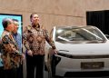 MENTERI Koordinator Bidang Perekonomian, Airlangga Hartarto, foto bersama mobil produksi PT Toyota Motor Manufacturing Indonesia, Senin, 20 April. (foto fornews.co/ekon)