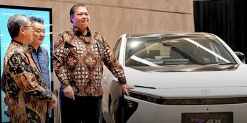 MENTERI Koordinator Bidang Perekonomian, Airlangga Hartarto, foto bersama mobil produksi PT Toyota Motor Manufacturing Indonesia, Senin, 20 April. (foto fornews.co/ekon)
