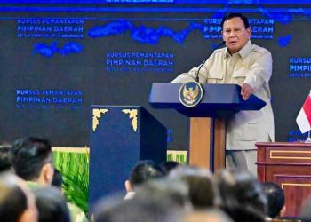 PRESIDEN Prabowo Subianto memberikan pengarahan pada Kursus Pemantapan Pimpinan Daerah (KPPD) Ketua Dewan Perwakilan Rakyat Daerah (DPRD) seluruh Indonesia yang digelar di Kompleks Akademi Militer Magelang, Jawa Tengah, Sabtu, 18 April 2026. (foto fornews.co/rusman/bpmi setpres)