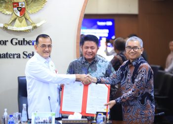 Sekda Sumsel, Edward Candra bersama Rektor Unsri Taufiq Marwa usai menandatangani NPHD dan disaksikan Gubernur Sumsel, Herman Deru, di Ruang Rapat Gubernur, Rabu (1/4/2026). (fornews.co/foto: ist)