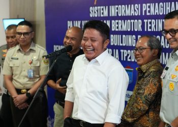 Gubernur Sumsel, Herman Deru dan Kepala Bapenda Sumsel, Achmad Rizwan usai peluncuran SIGUNTANG di Hotel Excelton, Selasa (7/4/2026). (fornews.co/foto: ist)