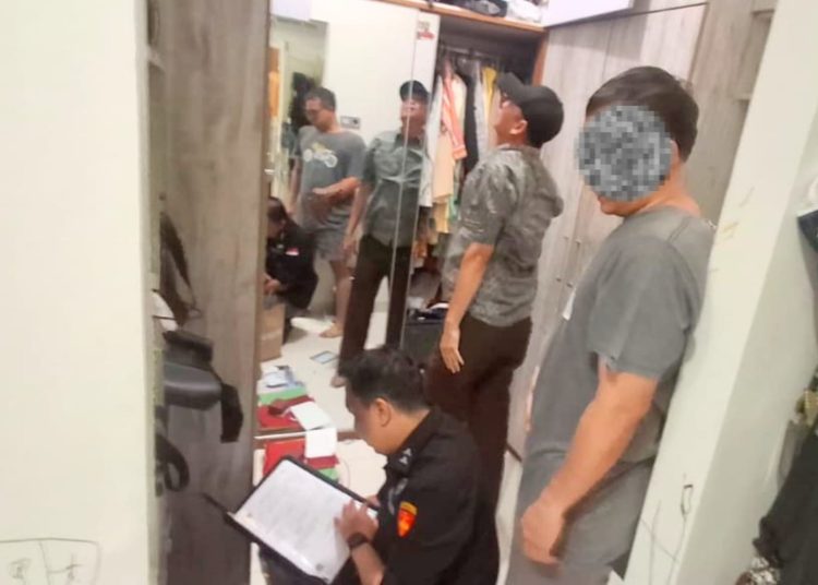 Tim penyidik Kejati Sumsel saat melakukan penggeledahan di rumah saksi YK, di Jalan Rawa Sari, Gang Masjid, Lorong Al-Ikhlas, Palembang, Rabu (8/4/2026). (fornews.co/foto: ist)