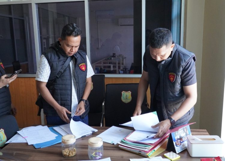 Tim penyidik Kejati Sumsel saat menggeledah Kantor Dishub Muba Bidang ASDP dan Perhubungan Udara di Jalan Kol. Wahid Udin, Serasan Jaya, Kecamatan Sekayu, Selasa (14/4/2026). (fornews.co/ist)