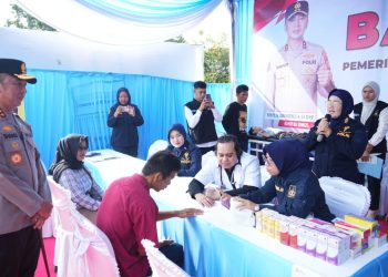 Kapolda Sumsel, Irjen Pol Sandi Nugroho saat meninjau posko kesehatan pada Apel Besar Sabuk Kamtibmas, Bhabinkamtibmas, dan Siaga Karhutla Kabupaten OKI tahun 2026, di halaman GOR Perahu Kajang Kayuagung, Rabu (22/4/2026). (fornews.co/foto: ist)