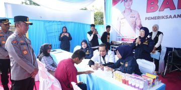 Kapolda Sumsel, Irjen Pol Sandi Nugroho saat meninjau posko kesehatan pada Apel Besar Sabuk Kamtibmas, Bhabinkamtibmas, dan Siaga Karhutla Kabupaten OKI tahun 2026, di halaman GOR Perahu Kajang Kayuagung, Rabu (22/4/2026). (fornews.co/foto: ist)