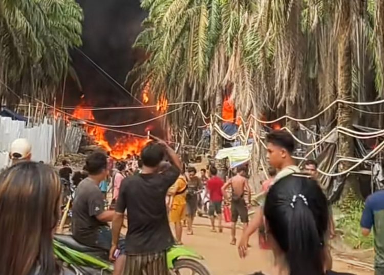 Penampakan kebakaran di kawasan sumur minyak ilegal dalam lahan HGU milik PT Hindoli, di Desa Tanjung Dalam, Kecamatan Keluang, Kabupaten Muba, beberapa hari lalu. (fornews.co/foto: tangkap layar)