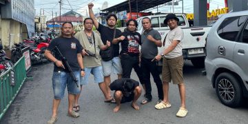 Jajaran Satreskrim Polres Lahat dan Polsek Pulau Pinang saat berhasil menangkap AF, pelaku pembunuh ibu kandung yang terjadi odi Desa Karang Dalam, Kecamatan Pulau Pinang, Lahat, Rabu (8/4/2026). (fornews.co/foto: ist)