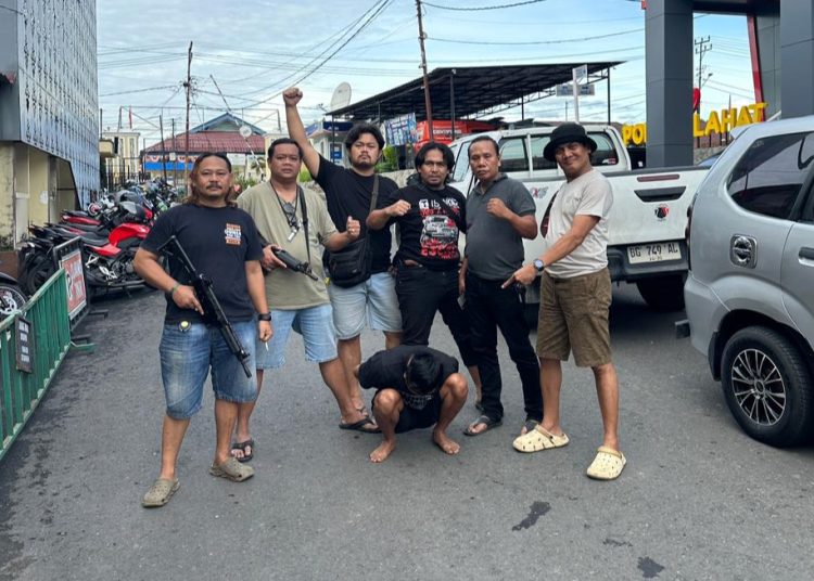 Jajaran Satreskrim Polres Lahat dan Polsek Pulau Pinang saat berhasil menangkap AF, pelaku pembunuh ibu kandung yang terjadi odi Desa Karang Dalam, Kecamatan Pulau Pinang, Lahat, Rabu (8/4/2026). (fornews.co/foto: ist)