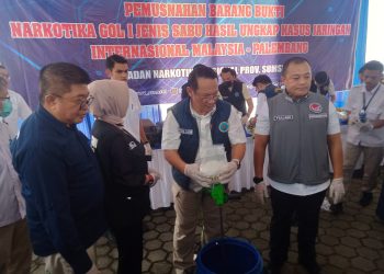 Kepala BNNP Sumsel, Brigjen Pol Hisar Siallagan saat memusnahkan narkoba jenis sabu seberat 16,9 kg usai pers rilis di kantor BNNP Sumsel, Rabu (22/4/2026). (fornews.co/foto: ist)