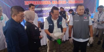 Kepala BNNP Sumsel, Brigjen Pol Hisar Siallagan saat memusnahkan narkoba jenis sabu seberat 16,9 kg usai pers rilis di kantor BNNP Sumsel, Rabu (22/4/2026). (fornews.co/foto: ist)