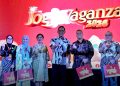 WAKIL Wali Kota Jogja, Wawan Harmawan didampingi Kepala Dinas Pariwisata, Lucia Daning Krisnawati, saat foto bersama buyer di The Malioboro Hotel Conference Center, Senin, 13 April. (foto fornews.co/pemkot jogja)