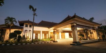 LOMAN Park Hotel Jogja terlihat dari luar usai senja di kawasan Gejayan yang pernah menjadi sejarah pada masa Belanda menduduki Jogjakarta. (foto fornews.co/loman park)