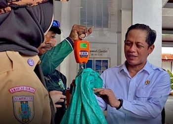MENTERI Hanif Faisol Nurofiq memimpin aksi bersih bersama di Pasar Martapura pada acara Hari Jadi ke-27 Tahun Kota Banjarbaru, Kalimantan Selatan. (foto fornews.co/klh)