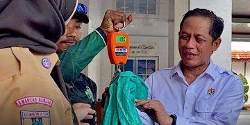 MENTERI Hanif Faisol Nurofiq memimpin aksi bersih bersama di Pasar Martapura pada acara Hari Jadi ke-27 Tahun Kota Banjarbaru, Kalimantan Selatan. (foto fornews.co/klh)