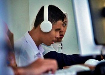 SISWA SLB tuna netra terlihat sedang dibimbing oleh gurunya untuk mengerjakan soal ujian. (foto fornews.co/kemendikdasmen)