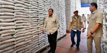 PRESIDEN Prabowo Subianto sidak ke Kompleks Gudang Bulog Danurejo di Kabupaten Magelang, Jawa Tengah, usai menyampaikan pengarahan kepada Ketua DPRD seluruh Indonesia, Sabtu, 18 April 2026. (foto fornews.co/bpmi setpres)