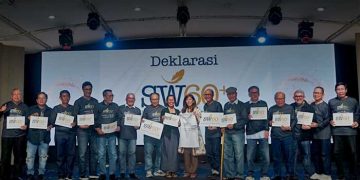 MENTERI Komdigi Meutya Hafid foro bersama sejumlah jurnalis senior dalam deklarasi Serikat Wartawan Senior Indonesia SWSI sebagai wadah kolaborasi dan kontribusi intelektual bagi insan pers berpengalaman, Jakarta, Jum’at, 17 April. (foto fornews.co/komdigi)