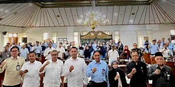 USAI kegiatan narasumber dari berbagai pemangku kepentingan mulai dari unsur pemerintah daerah, aparat hukum, hingga lembaga peradilan, foto bersama ASN di Gedung Radyo Suyoso, kompleks BAPPERIDA DIY pada Selasa, 7 April. (foto fornews.co/adam)
