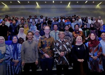 DUTA Besar Inggris untuk Indonesia dan Timor-Leste, Dominic Jermey foto bersama sivitas akademika UAD di Universitas Ahmad Dahlan (UAD) pada Selasa, 8 April 2026. (foto fornews.co/uad)