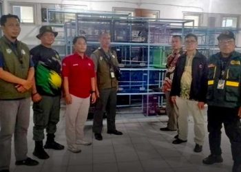 BARANG bukti berupa paralon menjadi bukti jajaran Gakkum Kehutanan Republik Indonesia terhadap Yj WN Tiongkok yang melakukan penyelundupan satwa burung langka melalui Bandara Internasional Soekarno–Hatta. (foto fornews.co/kemenhut)