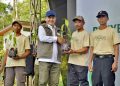 WAKIL Menteri Kehutanan, Rohmat Marzuki,  memberikan bibit pohon kepada warga Sukabumi pada peringatan Hari Hutan Internasional di Sukabumi, Selasa, 7 April 2026. (foto fornews.co/kemenhut)