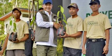 WAKIL Menteri Kehutanan, Rohmat Marzuki,  memberikan bibit pohon kepada warga Sukabumi pada peringatan Hari Hutan Internasional di Sukabumi, Selasa, 7 April 2026. (foto fornews.co/kemenhut)