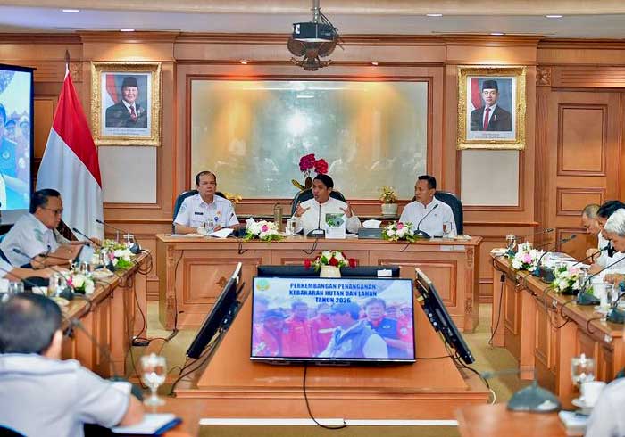 MENTERI Kehutanan, Raja Antoni memimpin rapat koordinasi bersama BMKG dan BNPB, Kementerian Kehutanan, di Jakarta baru-baru ini. (foto fornews.co/kemenhut)