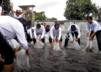 WALI KOTA Jogja mmberi aba-aba kepada ASN melepas ikan tawar jenis nilem di sungai Winongo, Grojogan Tanjung, Patangpuluhan, Wirobrajan pada Selasa sore, 28 April. (foto fornews.co/adam)