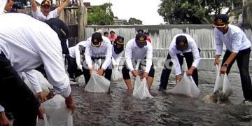 WALI KOTA Jogja mmberi aba-aba kepada ASN melepas ikan tawar jenis nilem di sungai Winongo, Grojogan Tanjung, Patangpuluhan, Wirobrajan pada Selasa sore, 28 April. (foto fornews.co/adam)