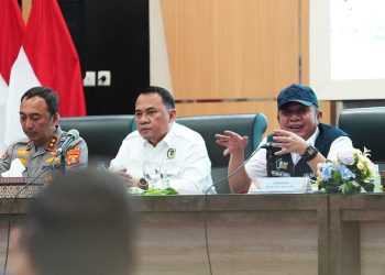 Gubernur Sumsel Herman Deru dan Ketua DPRD Sumsel Andie Dinialdie saat menerima perwakilan KSPSI lewat jalur dialogis di Auditorium Bina Praja Pemprov Sumsel, Jumat (1/5/2026). (iNewspalembang.id/foto: ist,)