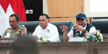 Gubernur Sumsel Herman Deru dan Ketua DPRD Sumsel Andie Dinialdie saat menerima perwakilan KSPSI lewat jalur dialogis di Auditorium Bina Praja Pemprov Sumsel, Jumat (1/5/2026). (iNewspalembang.id/foto: ist,)