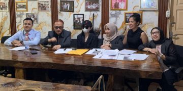 Korban SA dan kuasa hukumnya dari SHS Law Firm, Dr (c) Sofhuan Yusfiansyah, SH, MH, saat memberi keterangan kepada awak media, Senin (20/4/2026). (fornews.co/foto: ist)