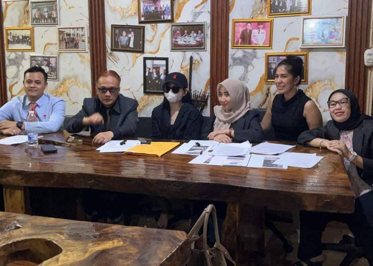 Korban SA dan kuasa hukumnya dari SHS Law Firm, Dr (c) Sofhuan Yusfiansyah, SH, MH, saat memberi keterangan kepada awak media, Senin (20/4/2026). (fornews.co/foto: ist)
